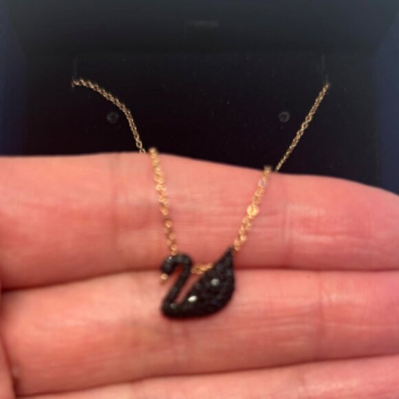 ✨ Swarovski Iconic Swan Pendant Necklace (Jet/Rosé Gold) NEW - Picture 4 of 11